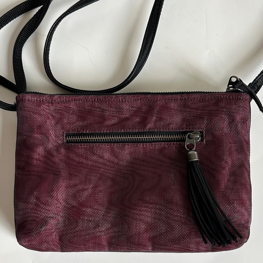 Smateria upcycled crossbody nylon netting bag.  Bordeaux color